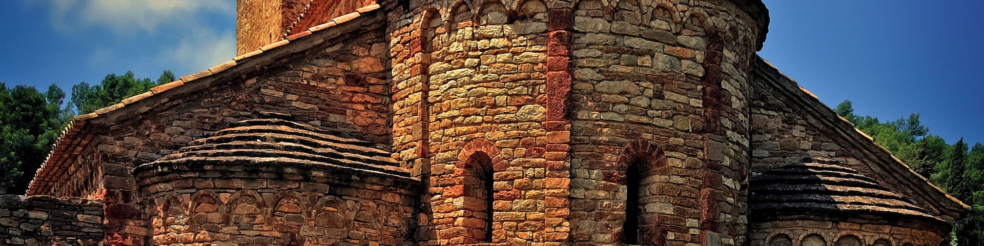 View On Black aka Benquerencia/ View My Recent In Onexposure
El primer documento que hay de la iglesia es del siglo X y aparece con el antiguo nombre de Buc, que despu�s fue cambiado por el actual. En 1032 aparece ya como Sant Andreu y como parroquia. Fue transformada y despu�s mutilada. En 1976, fue restaurada y devuelta a su estado primitivo. Es un edificio de planta basilical de tres naves, cubiertas con b�vedas de ca��n y cabeceadas por tres �bsides semicirculares. La nave central es m�s alta que las laterales, lo cual hace que el �bside central tenga mayor dimensi�n que las absidiolas laterales. Este �bside central est� iluminado por tres ventanas, mientras que los laterales solo tienen una y m�s peque�as que las del �bside central. Destaca su decoraci�n lombarda que ocupa los dos muros, la fachada de poniente y tambi�n la cabecera. Un friso de arquer�as lombardas entre lesenas decora el �bside central, las absidiolas laterales est�n decoradas solo con un friso de arquer�as ciegas. Un friso de arquer�as ciegas bajo el alero, decora los muros de las naves laterales y los de la central que sobresalen de los tejados.En la fachada de poniente, si bien ha sido modificada por la puerta moderna y un campanario de �poca posterior encima, tambi�n podemos observar resiguiendo los vertientes de la cubierta un friso de arquer�as ciegas. La puerta original estaba en el muro sur, pero hoy est� tapiada; pese a ello se aprecia su sencillez, con un arco de medio punto adovelado. En el muro norte hay otra puerta, tapiada, con un arco de medio punto adovelado. El portal actual de acceso es moderno y se abre a la fachada oeste.