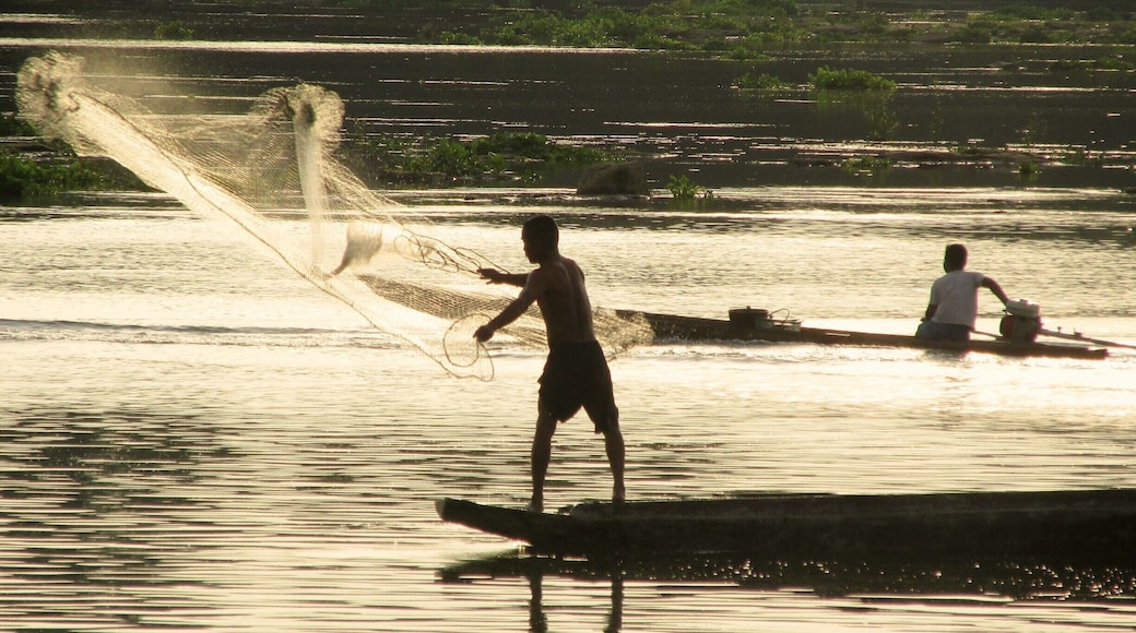 Fisherman looking for his first catch of the day. Mun River, Phibun Mangsahan, Ubon Ratchathani, Thailand.
#thailand #landofsmiles #thisisisan