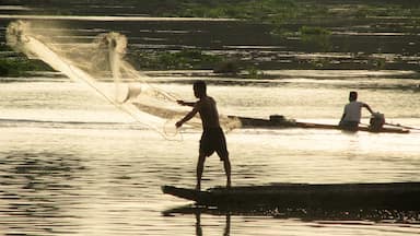 Fisherman looking for his first catch of the day. Mun River, Phibun Mangsahan, Ubon Ratchathani, Thailand.
#thailand #landofsmiles #thisisisan
