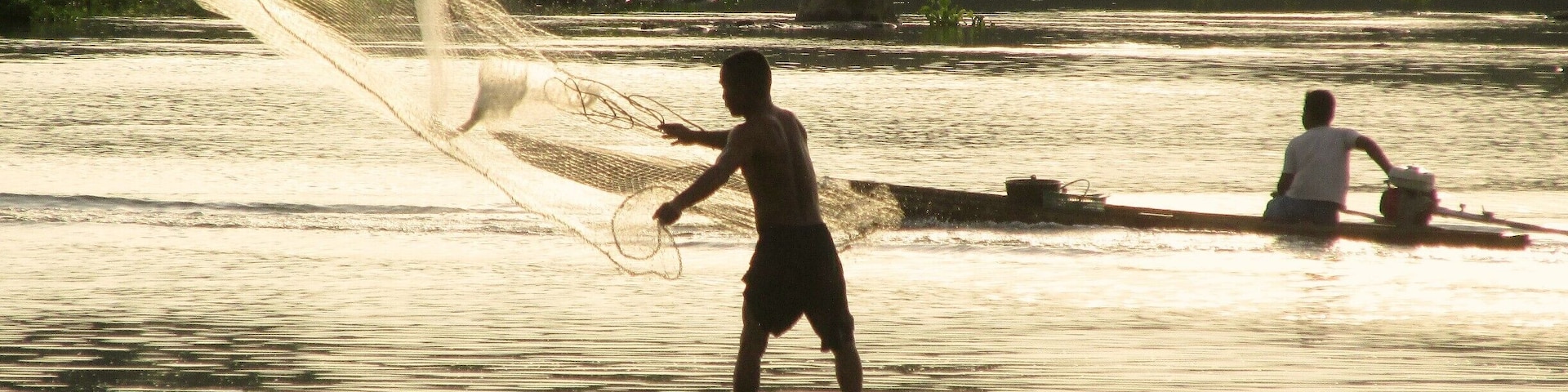 Fisherman looking for his first catch of the day. Mun River, Phibun Mangsahan, Ubon Ratchathani, Thailand.
#thailand #landofsmiles #thisisisan