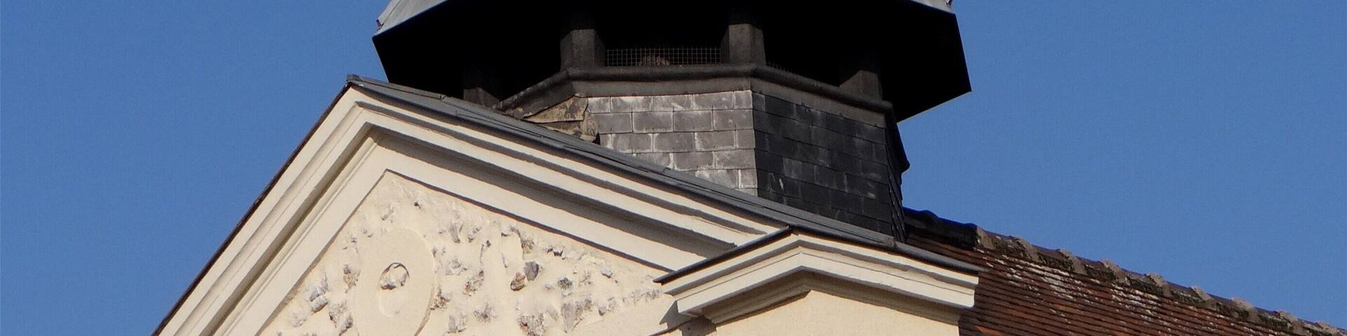 Le clocher et le fronton de l'église Saint-Baudile de Brou-sur-Chantereine, Seine-et-Marne, France.