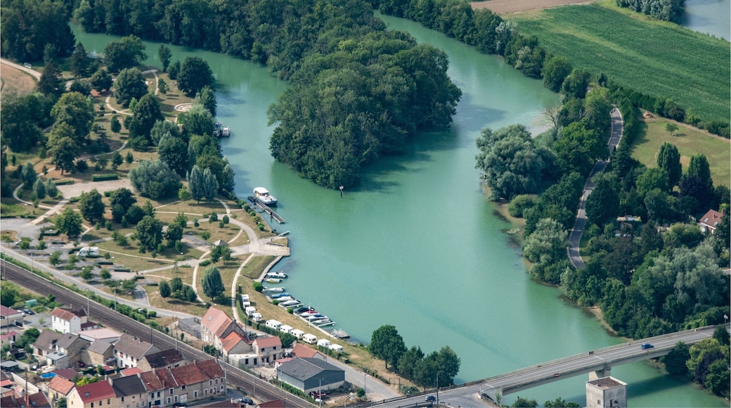 vue aérienne de la Marne à Leuvrigny dans la Marne en France