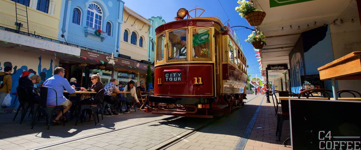 New Regent Street เนื้อเรื่องที่ รับประทานอาหารกลางแจ้ง, สิ่งของเกี่ยวกับการรถไฟ และ ดอกไม้