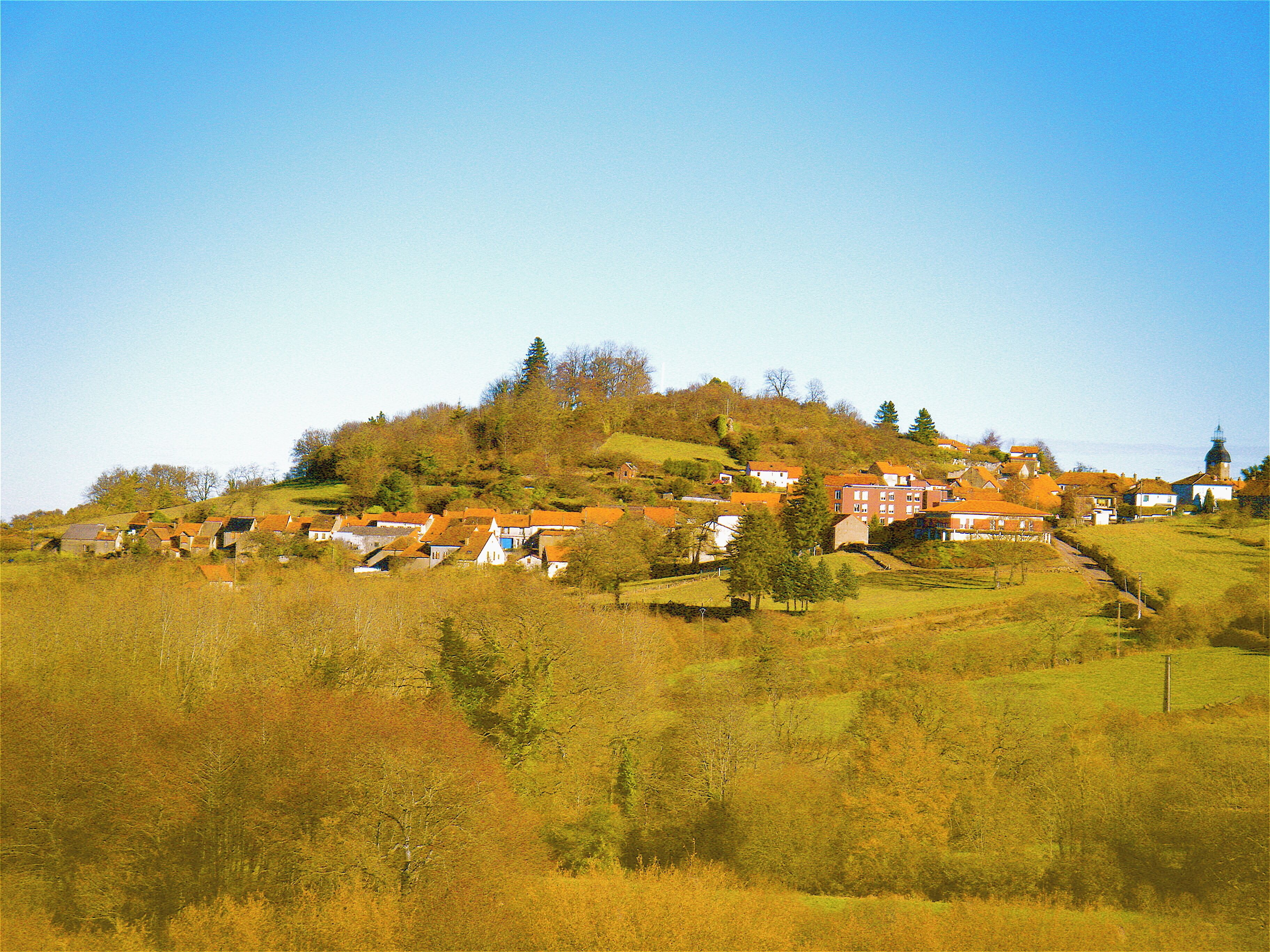 Vue de l'entrée coté ouest du village de Montaigut en Combraille