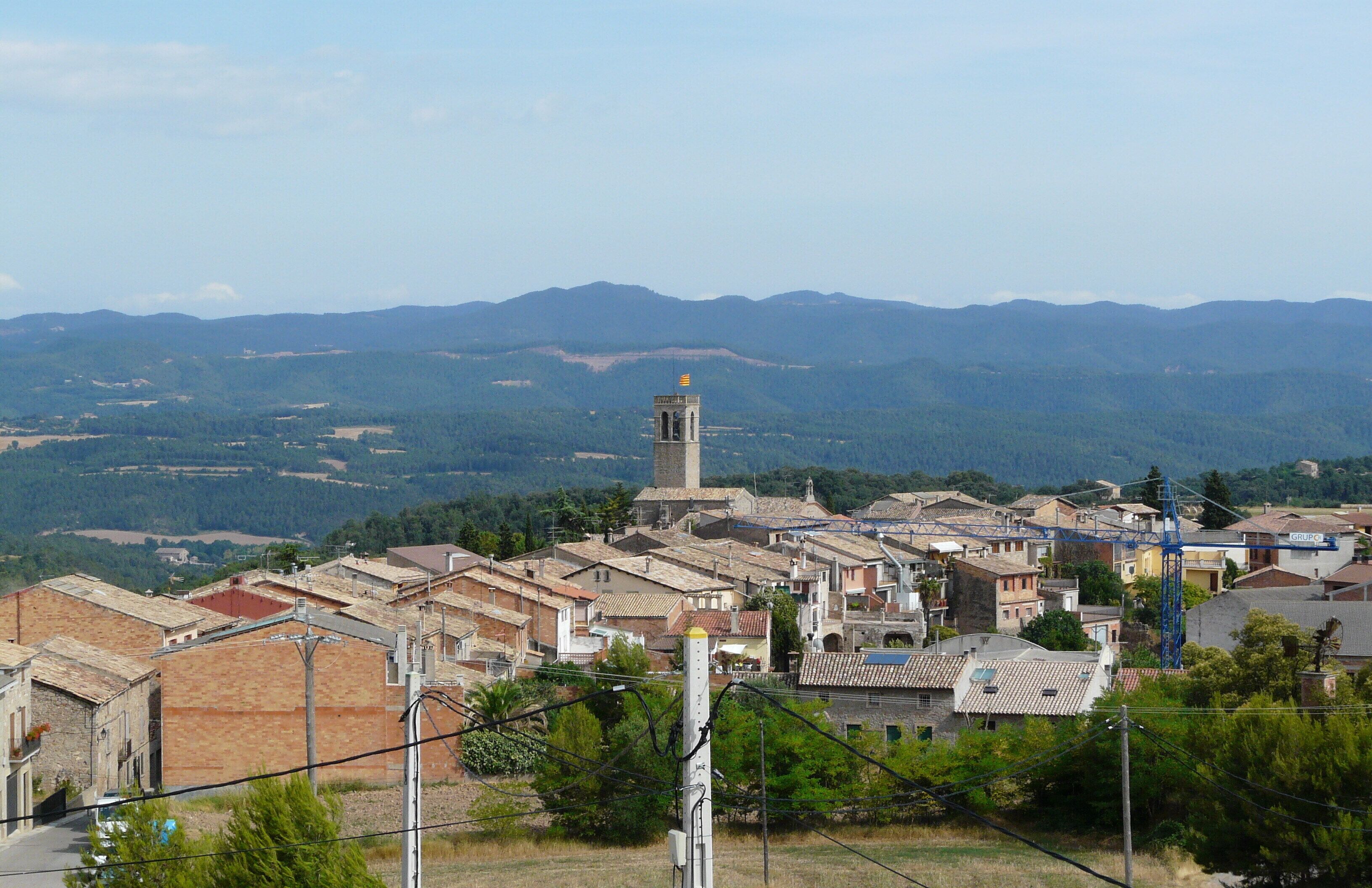 Vista parcial de Sant Feliu Sasserra vist des de la Glorieta Vilaclara, o sigui, mirant cap al sud. Al centre, l'església de Sant Feliu.