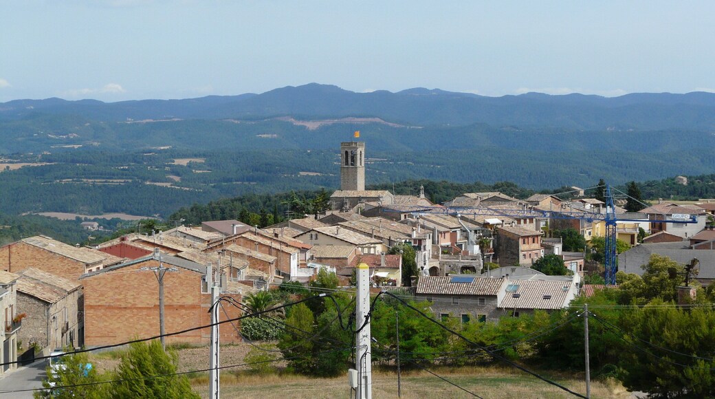 Vista parcial de Sant Feliu Sasserra vist des de la Glorieta Vilaclara, o sigui, mirant cap al sud. Al centre, l'església de Sant Feliu.