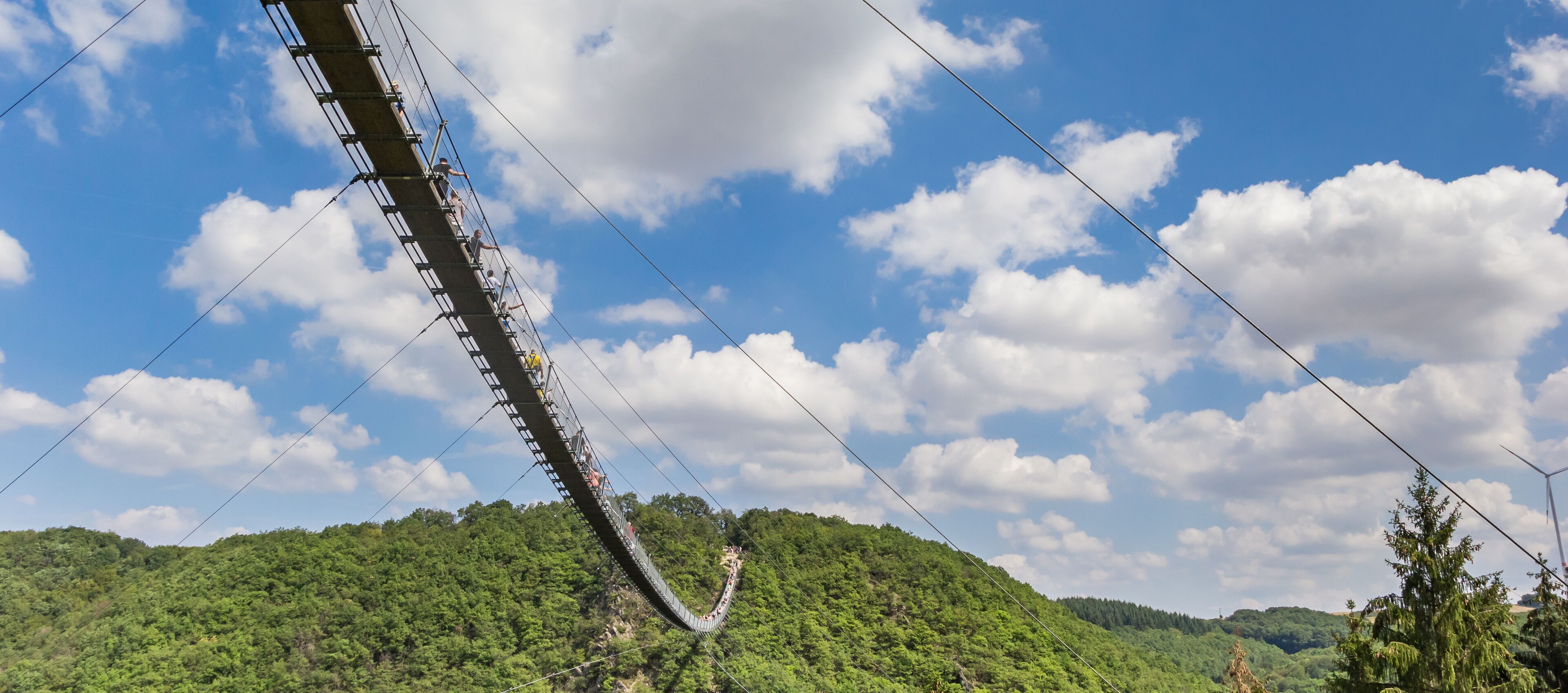 Panorama of hikers on the Geierlay suspension bridge near Morsdorf, Germany