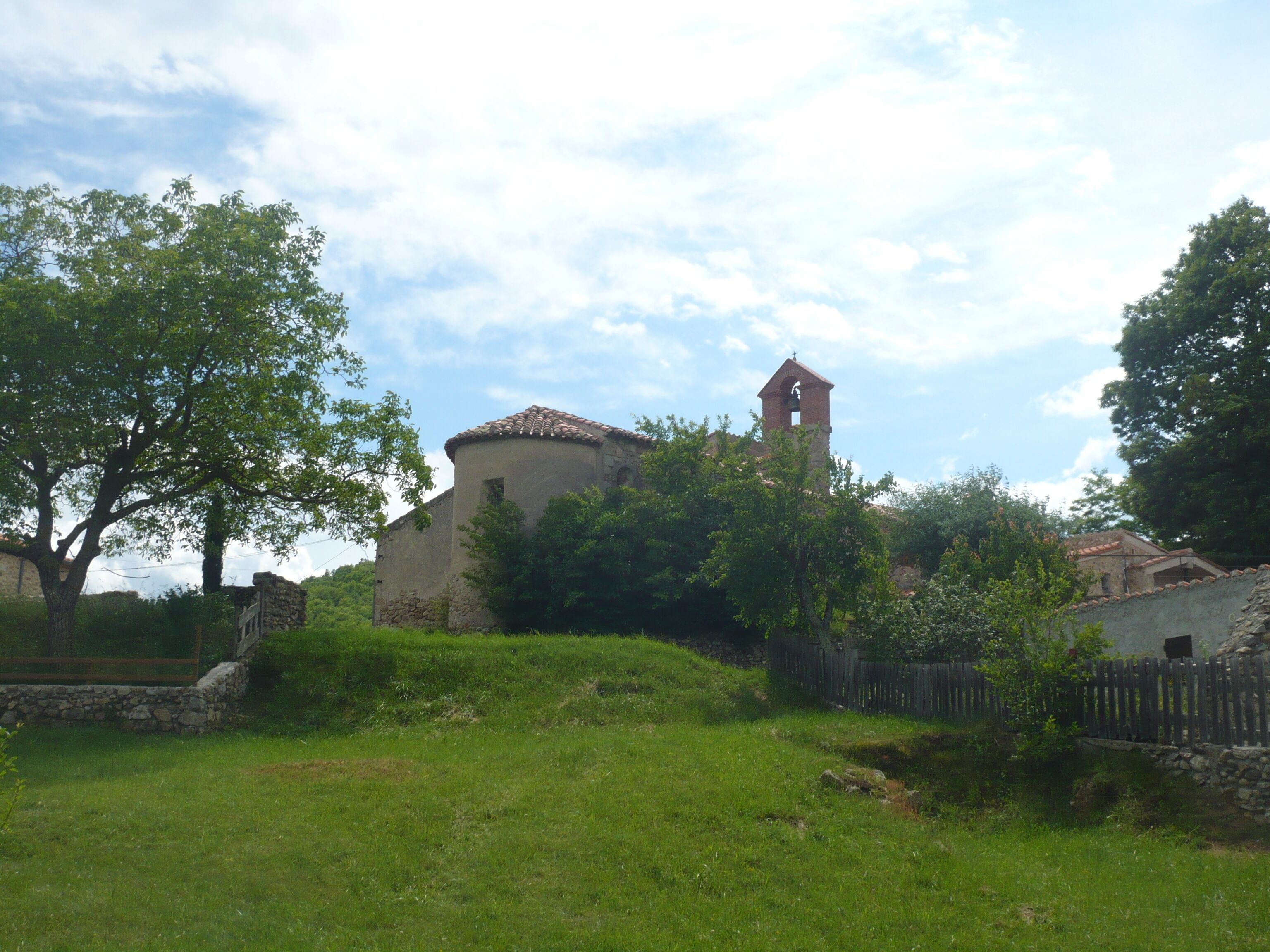 Vue générale depuis le nord-est de l'église Saint-Michel de Villeroge