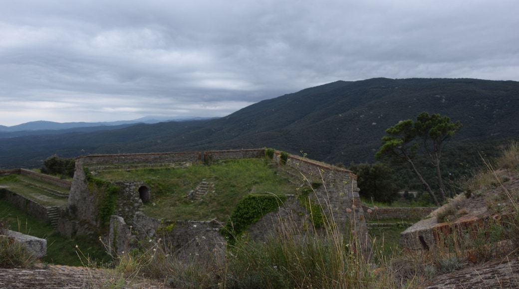This building is indexed in the Base Mérimée, a database of architectural heritage maintained by the French Ministry of Culture, under the reference PA00104090 .