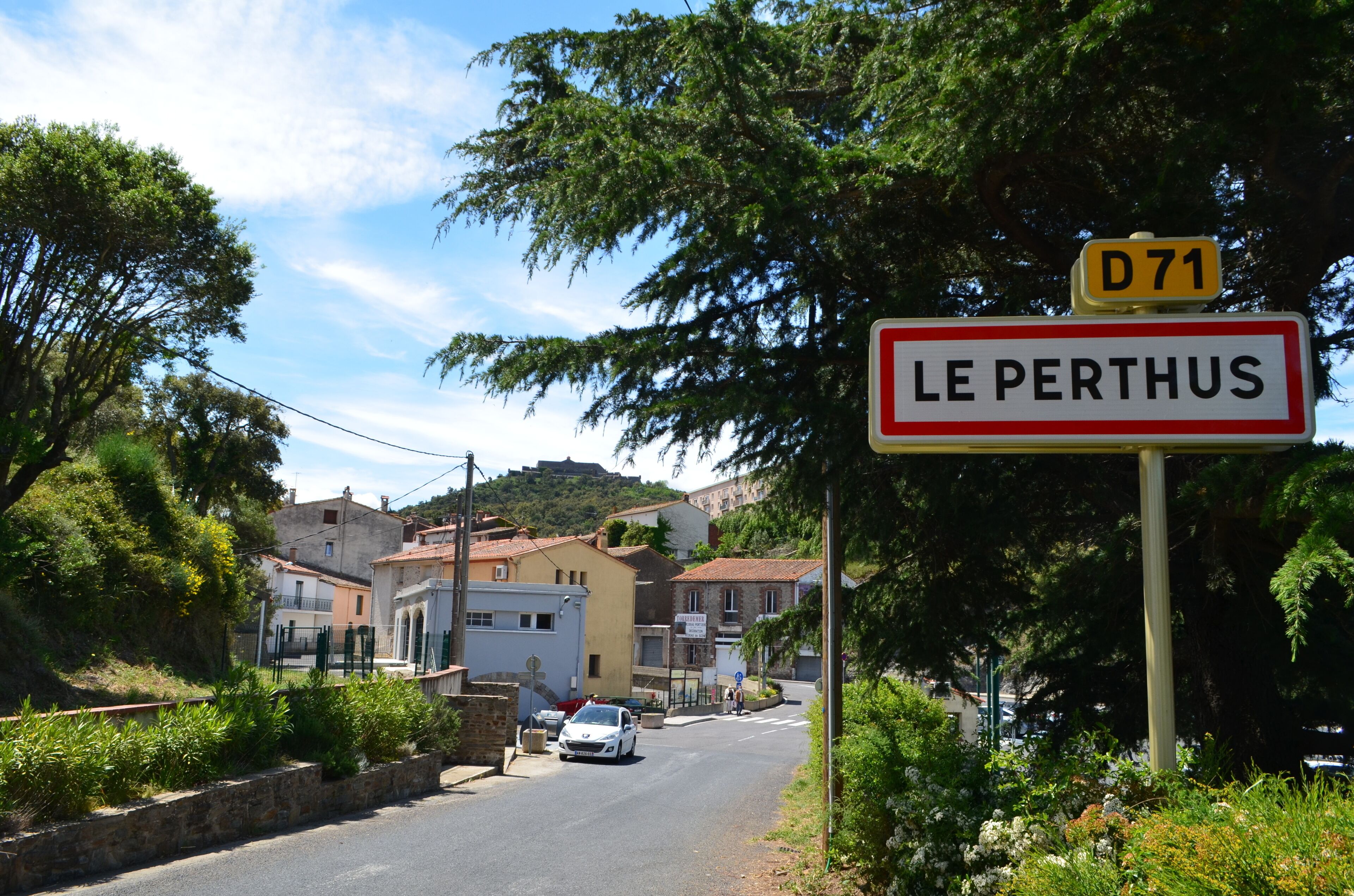 A road sign with 'LE PERTHUS' and 'D71' indicating a location.