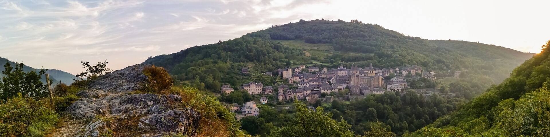 Vue de Conques depuis le Bancarel, 12320 Conques-en-Rouergue, Aveyron, Occitanie, France