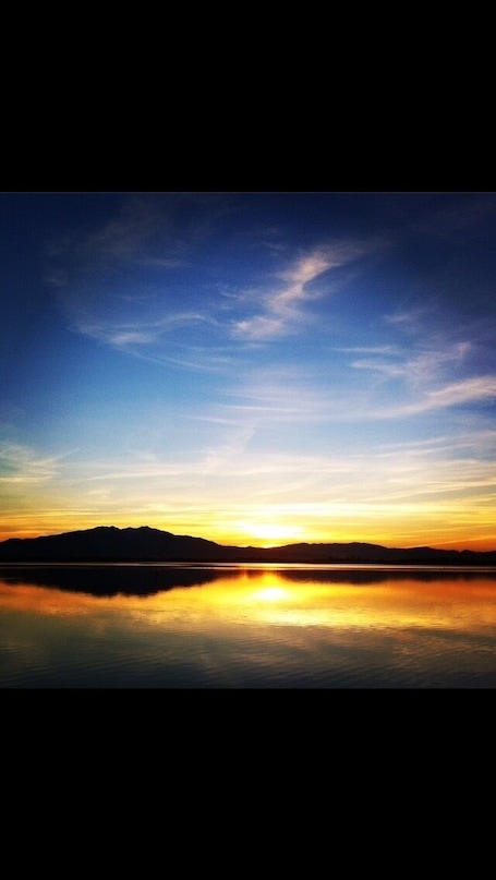Coucher de soleil sur l'étang vue sur le Canigou
