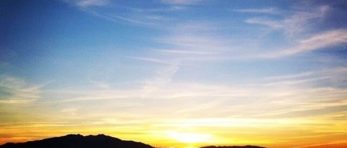 Coucher de soleil sur l'étang vue sur le Canigou