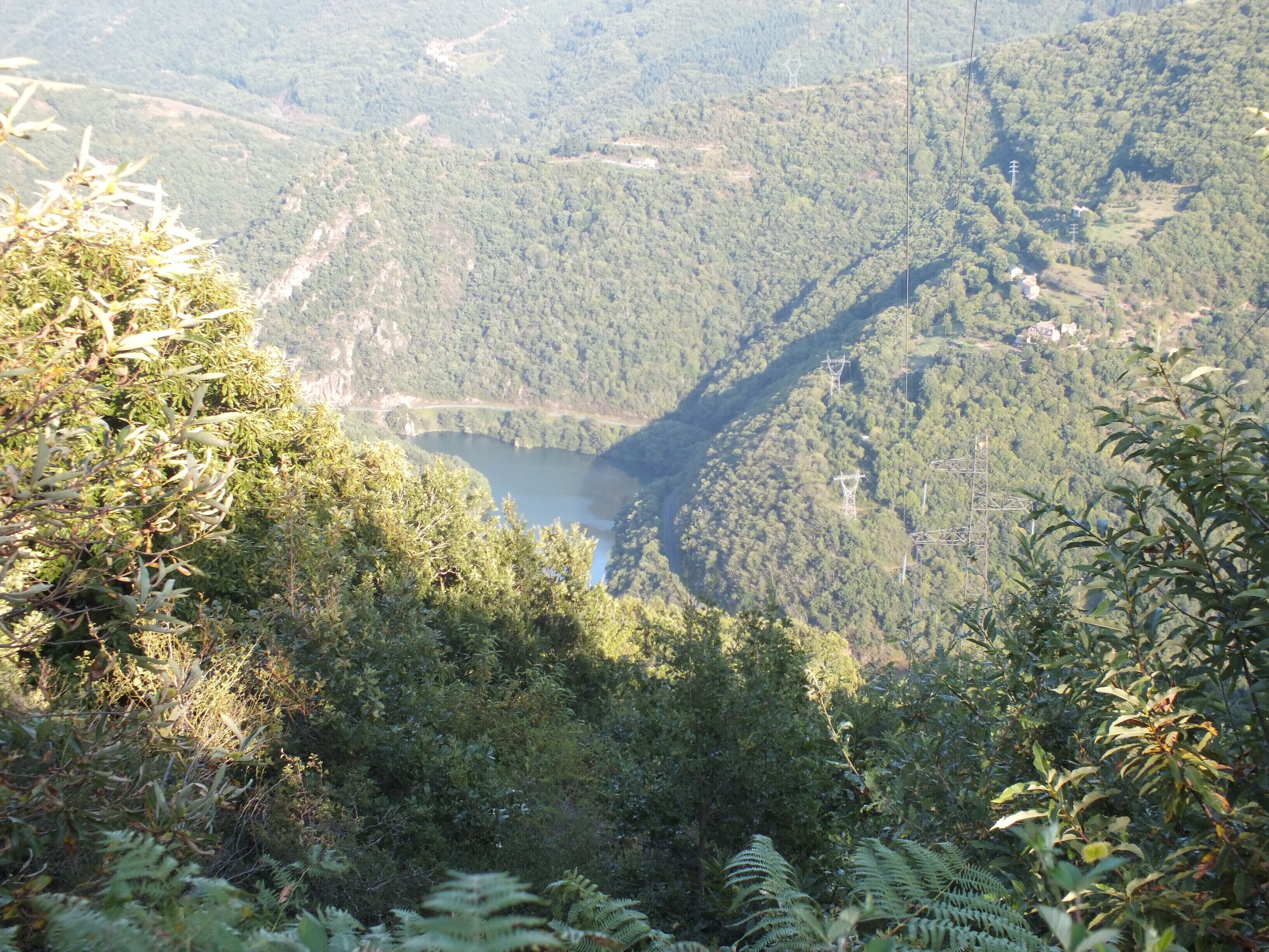 The landscape around Le Pouget hydroelectric power station in the commune of Le Truel, in southern Aveyron, in the Raspes de Tarn region is criss-crossed with power lines. The 400kV lines run up from the station up to the high-voltage switching station on the south bank at le Planol, and 63kV lines cross back over the river.