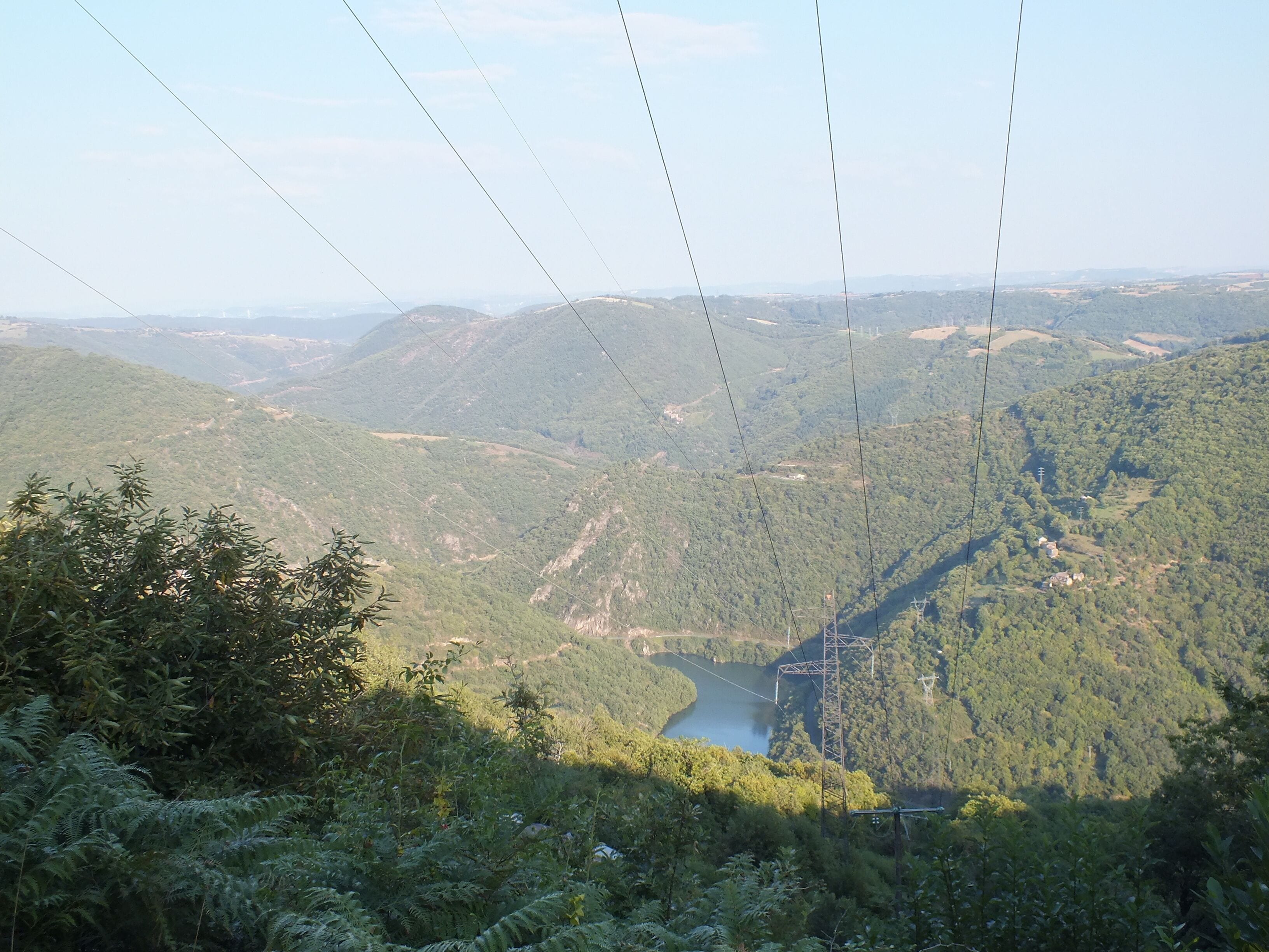 The landscape around Le Pouget hydroelectric power station in the commune of Le Truel, in southern Aveyron, in the Raspes de Tarn region is criss-crossed with power lines. The 400kV lines run up from the station up to the high-voltage switching station on the south bank at le Planol, and 63kV lines cross back over the river.