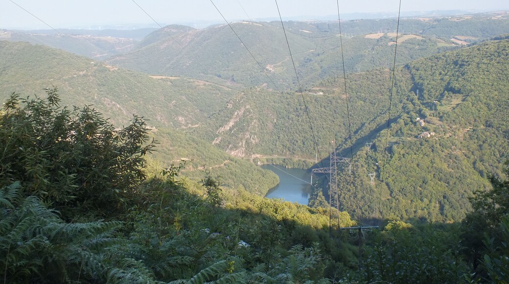 The landscape around Le Pouget hydroelectric power station in the commune of Le Truel, in southern Aveyron, in the Raspes de Tarn region is criss-crossed with power lines. The 400kV lines run up from the station up to the high-voltage switching station on the south bank at le Planol, and 63kV lines cross back over the river.