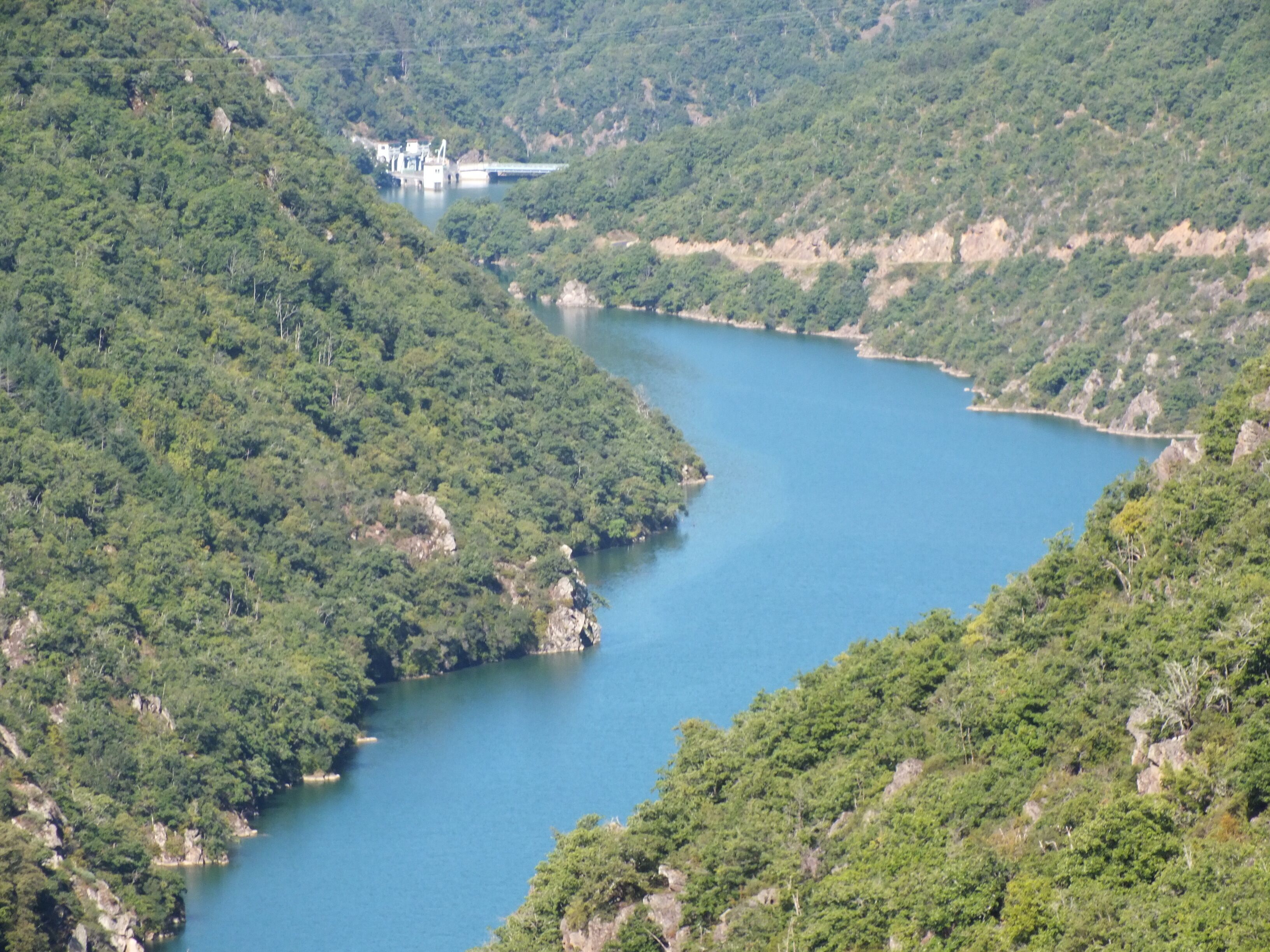 Pinet is a power station in the commune of Saint-Victor-et Melvieu in southern Aveyron. The barrage raises the level of the Tarn by 40m. From upstream.