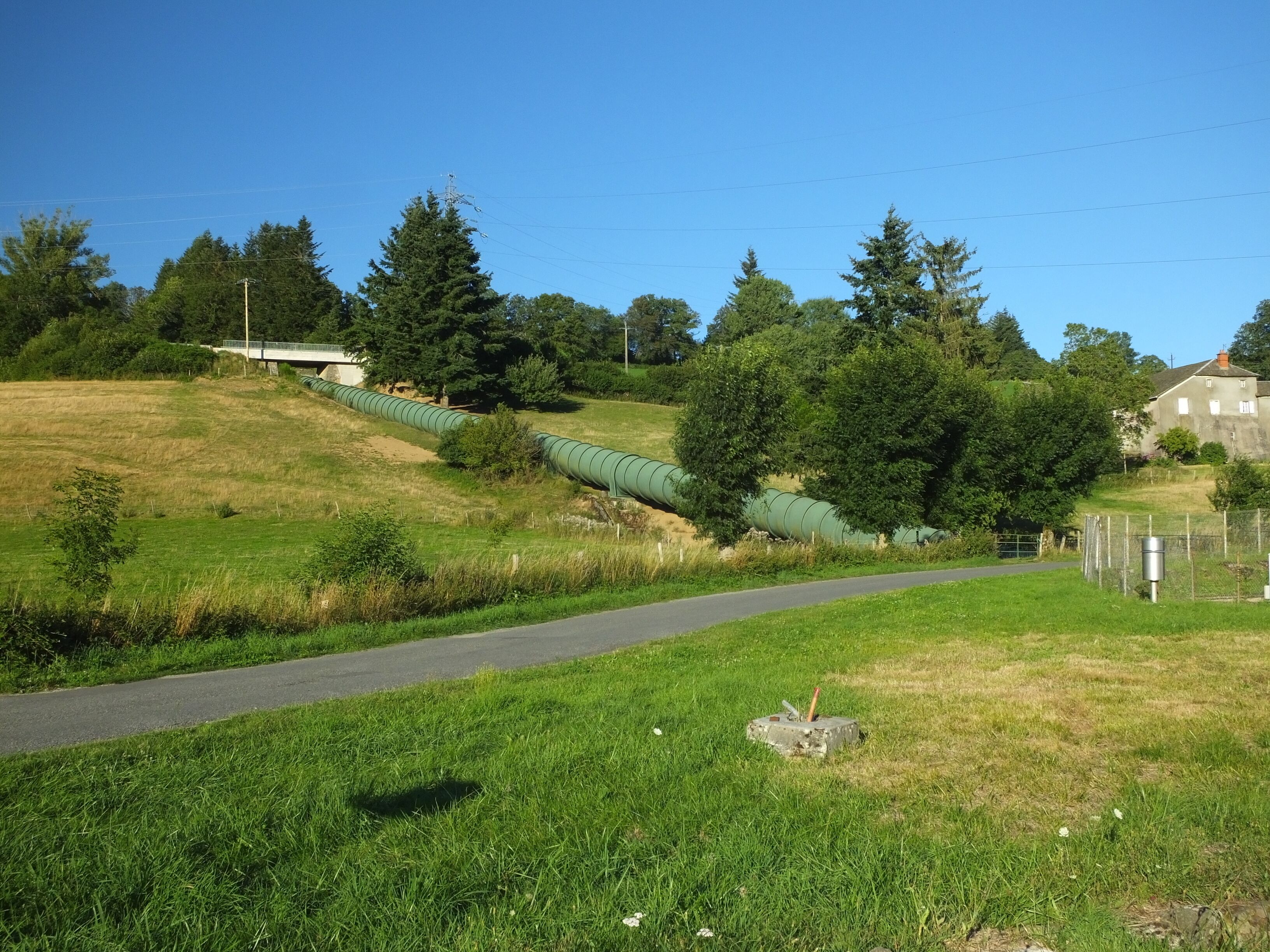 Description=The Alrance hydroelectric power station discharges into the head of the Lac de Villefranche-de-Panat, Aveyron, France which was built between 1949 and 1952 on the Alrance (river). Waters come through 10.8 km long penstocks from the Lac de Pareloup.