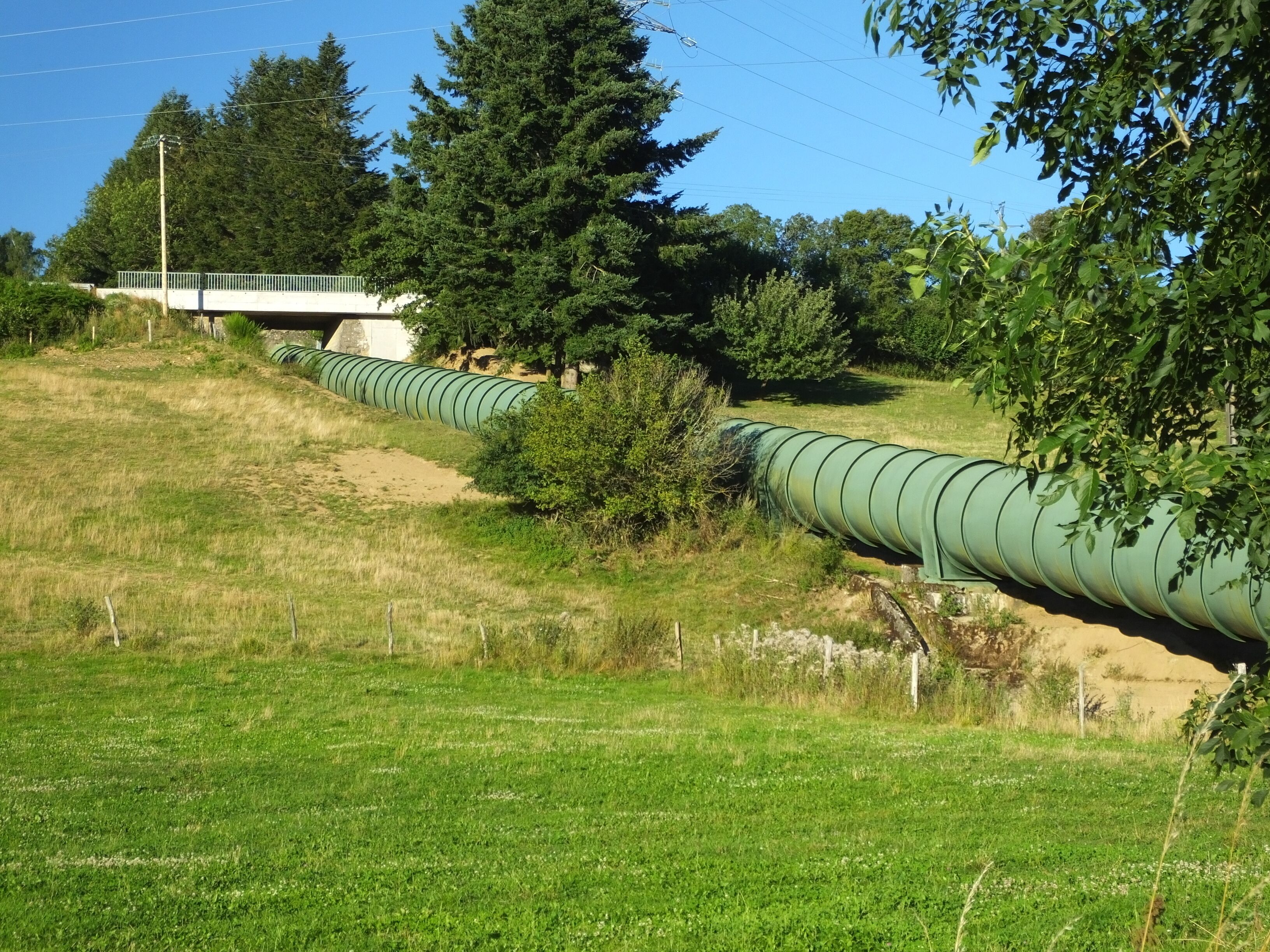 Description=The Alrance hydroelectric power station discharges into the head of the Lac de Villefranche-de-Panat, Aveyron, France which was built between 1949 and 1952 on the Alrance (river). Waters come through 10.8 km long penstocks from the Lac de Pareloup. Penstocks from Lac de Pareloup.