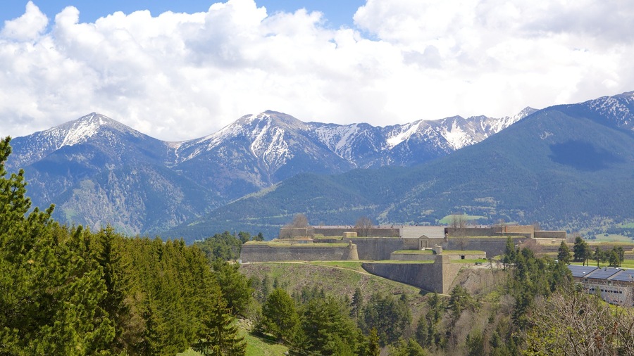 Font-Romeu-Odeillo-Via showing tranquil scenes and mountains