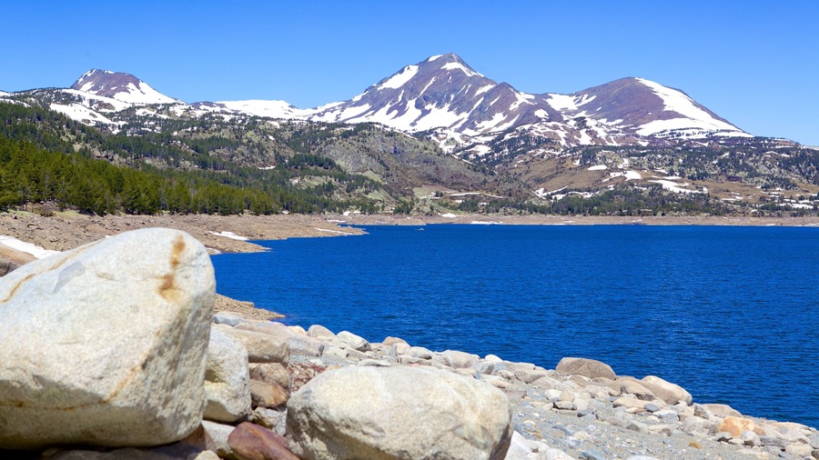 Font-Romeu-Odeillo-Via featuring mountains, rocky coastline and landscape views