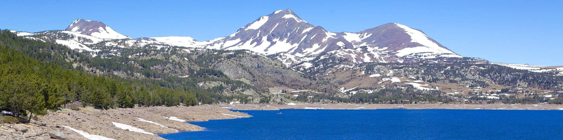 Font-Romeu-Odeillo-Via mit einem allgemeine KĂŒstenansicht, Landschaften und Berge