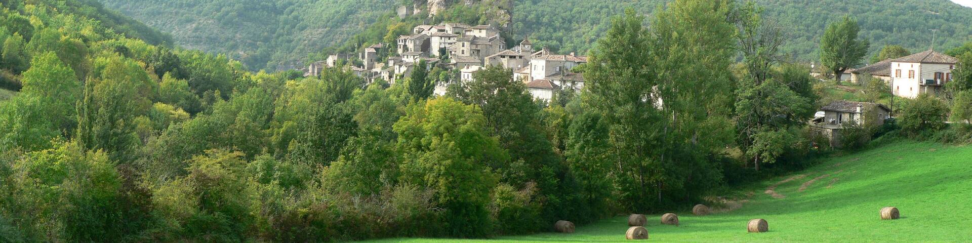 Panorama d'un petit village dans les gorges de l'Aveyron