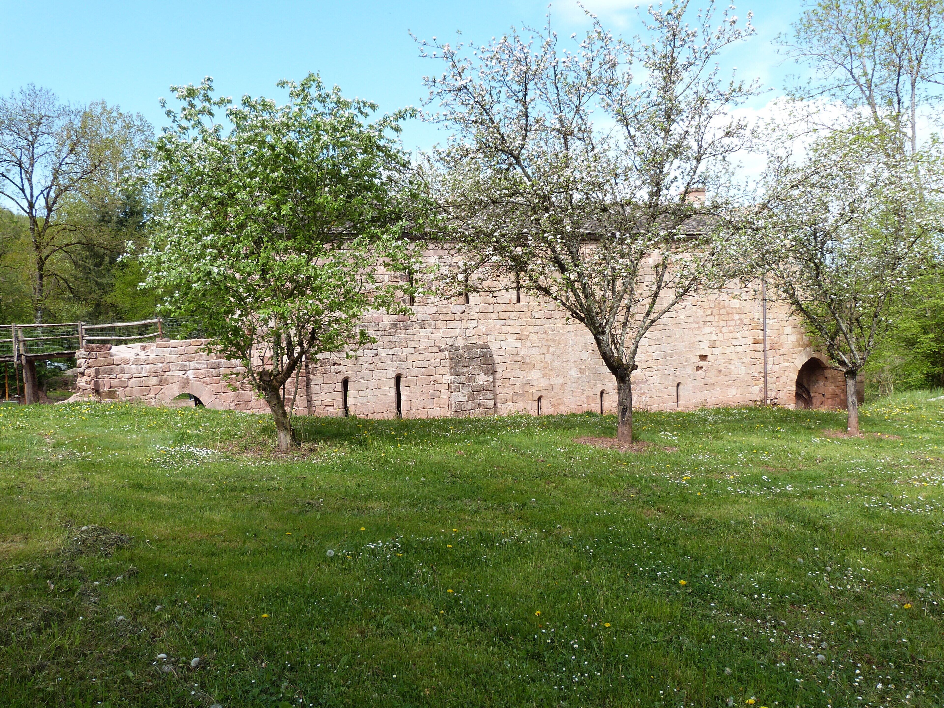 This building is indexed in the Base Mérimée, a database of architectural heritage maintained by the French Ministry of Culture, under the reference PA00093961 .