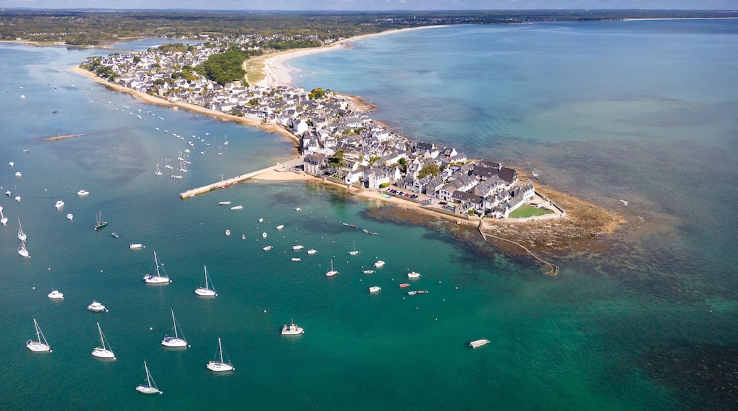 Vue aérienne de l'Île-Tudy et son port à marée haute par une journée ensoleillée - Finistère Bretagne