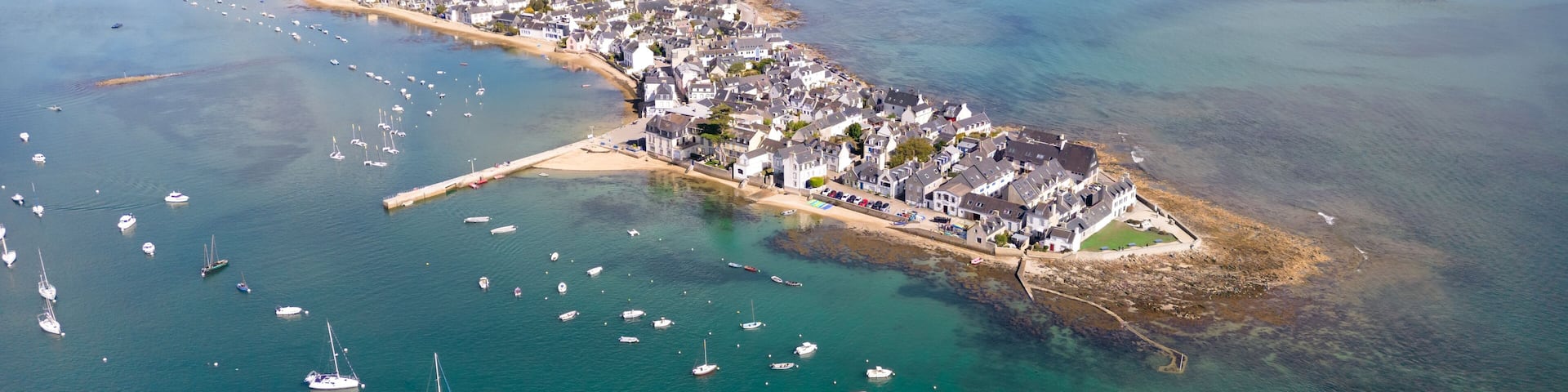 Vue aérienne de l'Île-Tudy et son port à marée haute par une journée ensoleillée - Finistère Bretagne