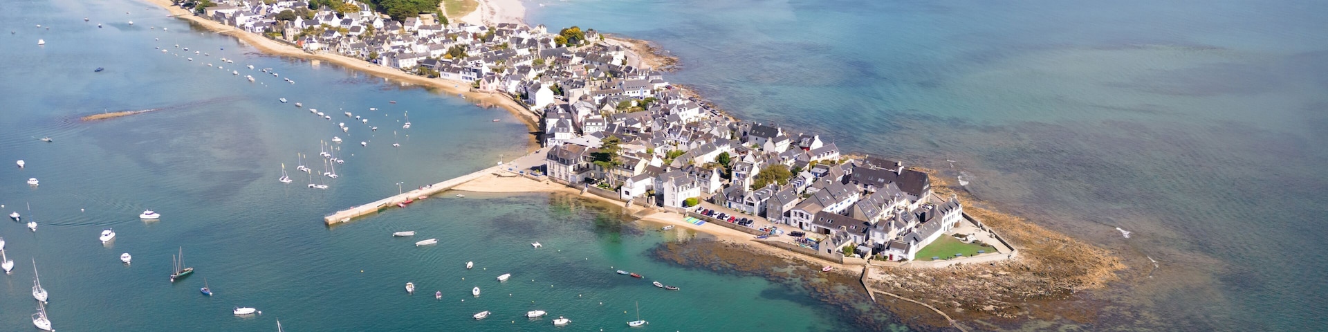 Vue aérienne de l'Île-Tudy et son port à marée haute par une journée ensoleillée - Finistère Bretagne