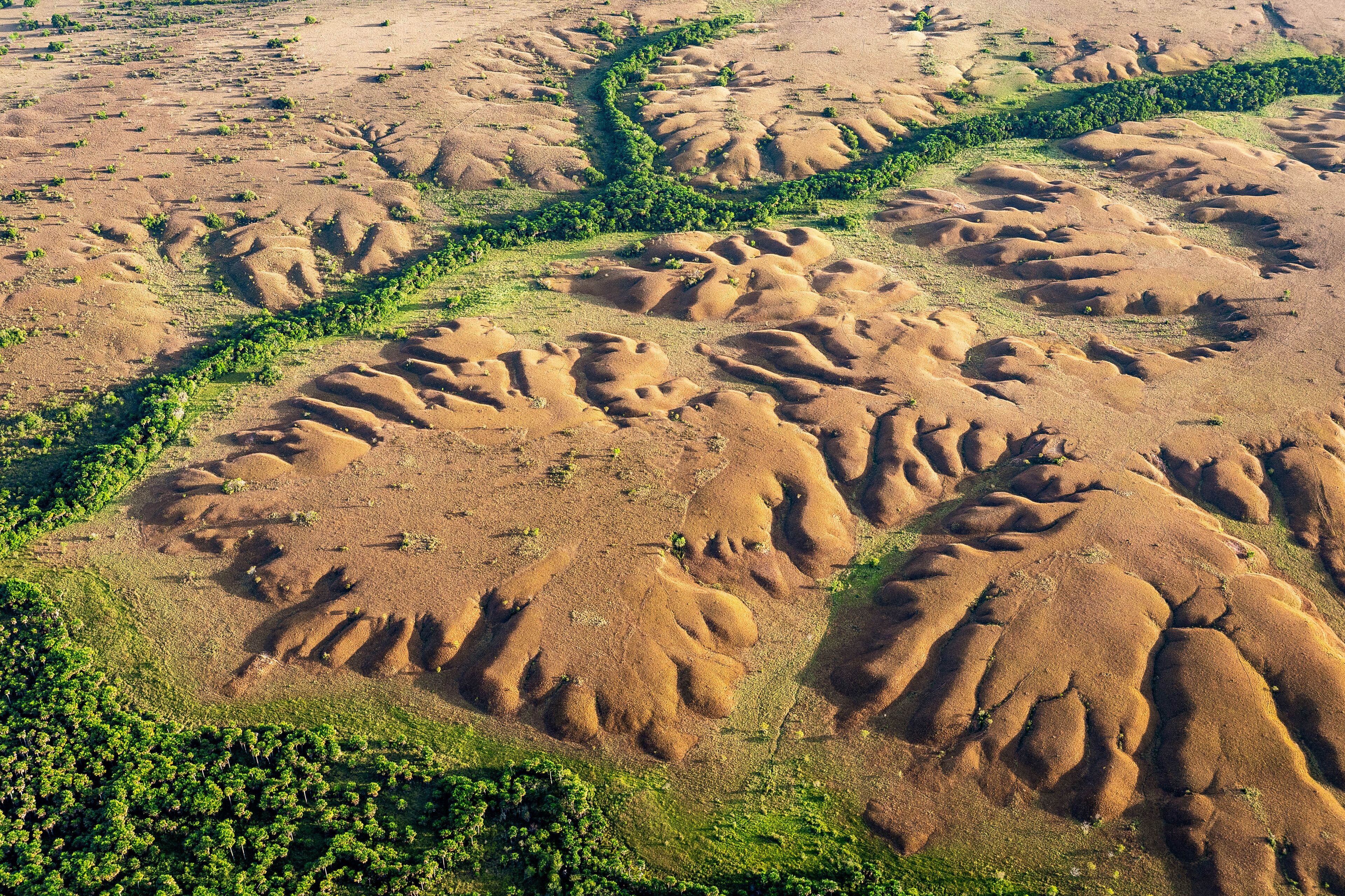 Formaciones rocosas en puerto Gaitán Meta _ Colombia , sobrevuelo en el departamento del Meta