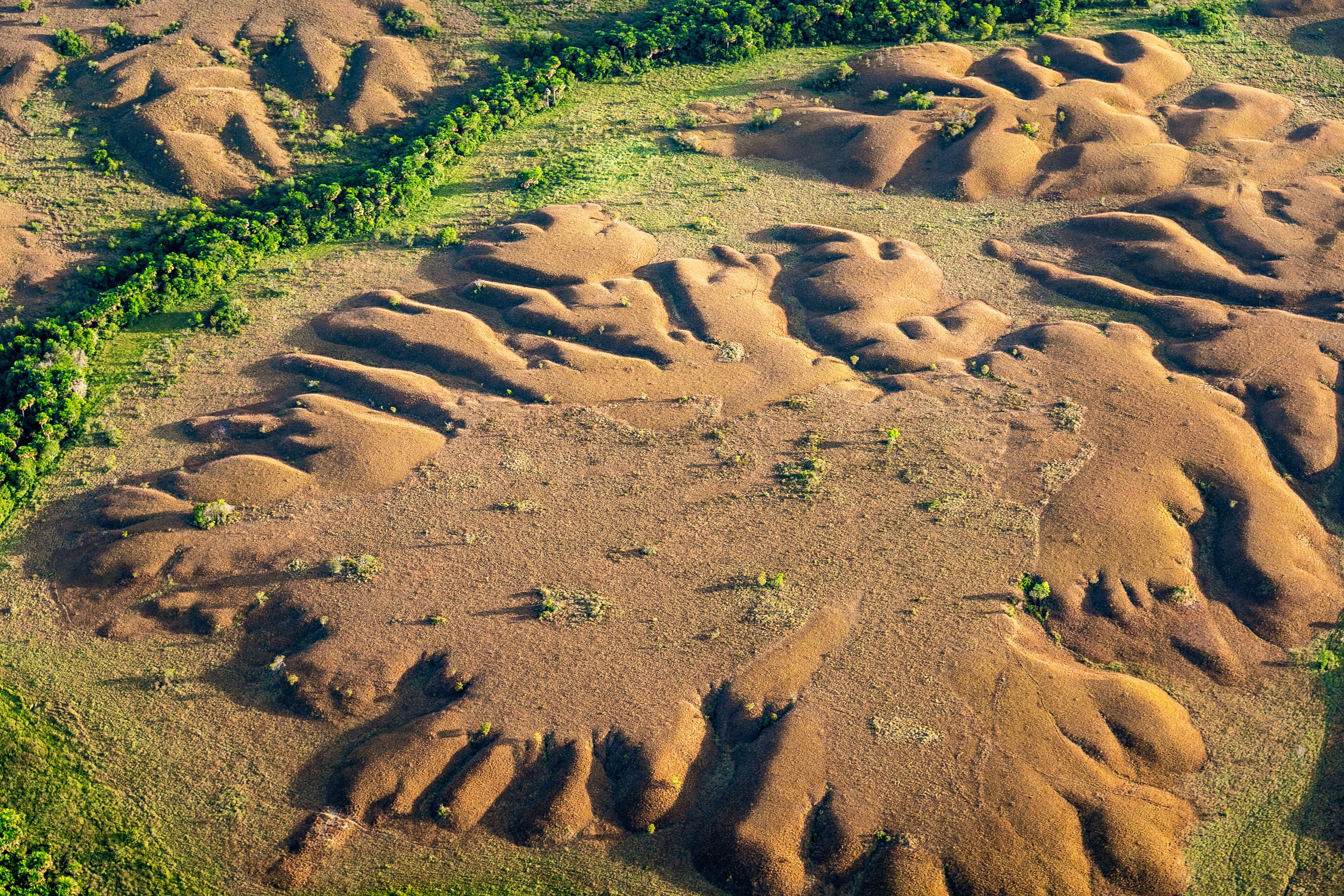 Formaciones rocosas en puerto Gaitán Meta _ Colombia , sobrevuelo en el departamento del Meta
