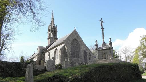 Stèle protohistorique, croix monumentale et chapelle N.D. de Bonne-Nouvelle ou Saint-Laurent à Lannourec en Goulien (29).