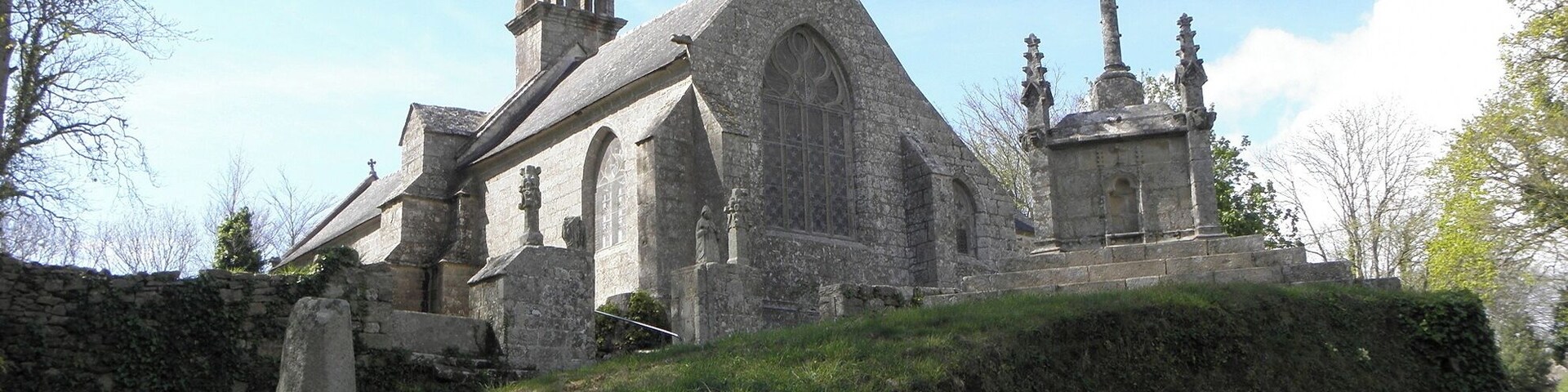 Stèle protohistorique, croix monumentale et chapelle N.D. de Bonne-Nouvelle ou Saint-Laurent à Lannourec en Goulien (29).