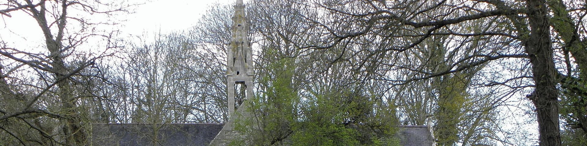 Chevet de la chapelle Sainte-Barbe en Ploéven (29).