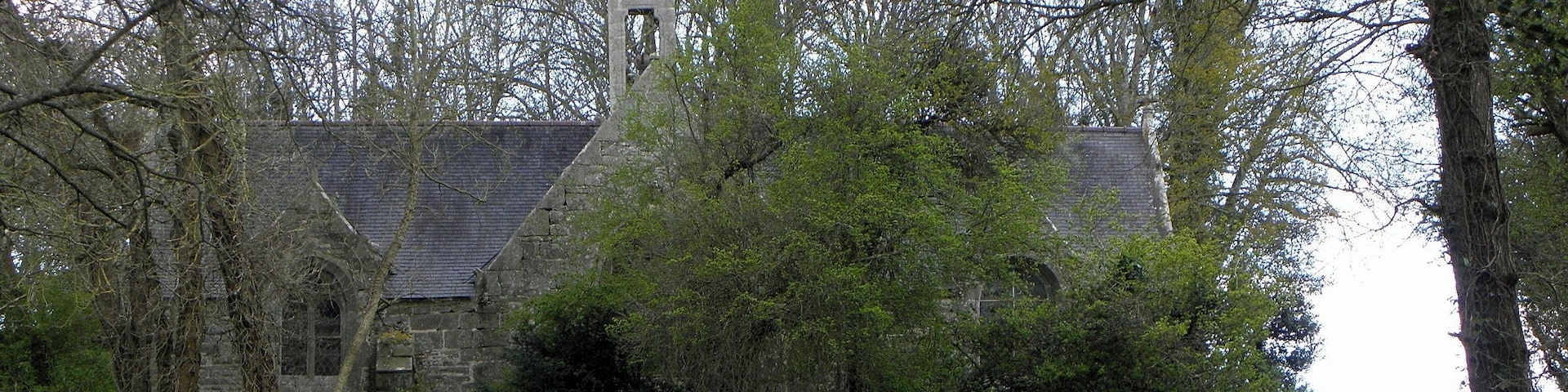 Chevet de la chapelle Sainte-Barbe en Ploéven (29).