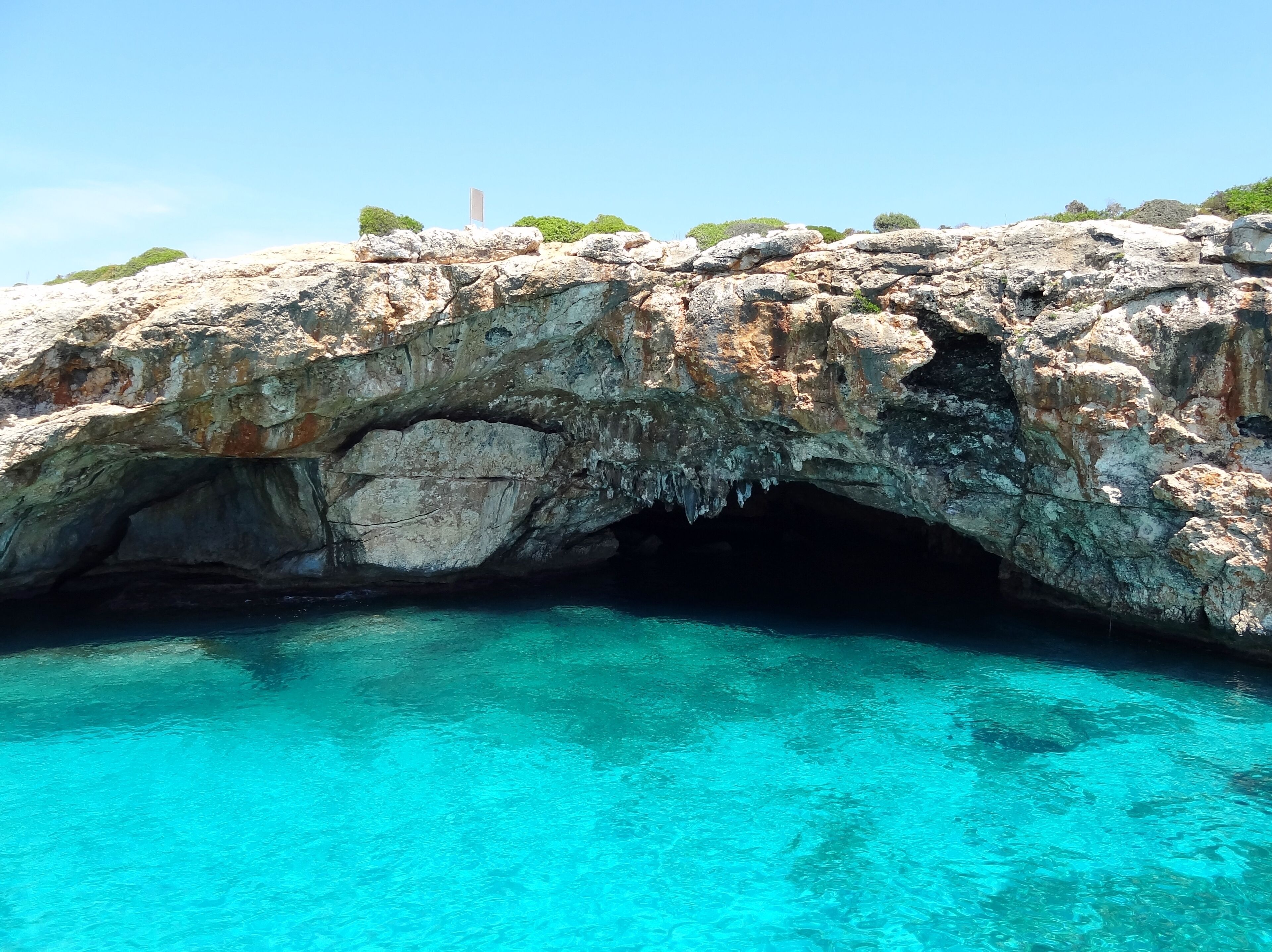 Felsformation an der Cala Varques in der Gemeinde Manacor, Mallorca, Spanien