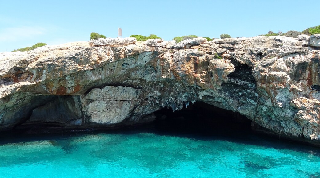 Felsformation an der Cala Varques in der Gemeinde Manacor, Mallorca, Spanien
