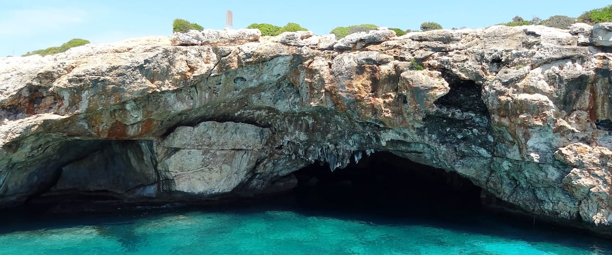 Felsformation an der Cala Varques in der Gemeinde Manacor, Mallorca, Spanien