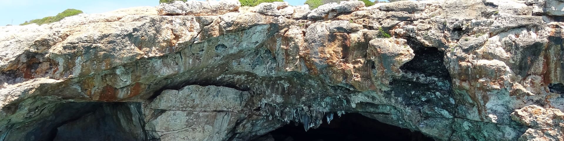 Felsformation an der Cala Varques in der Gemeinde Manacor, Mallorca, Spanien