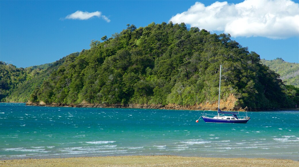 Ngakuta Bay featuring sailing, a pebble beach and a bay or harbor