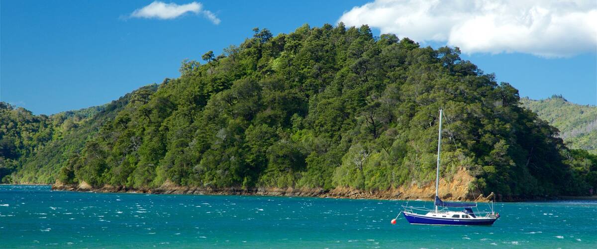 Ngakuta Bay featuring sailing, a pebble beach and a bay or harbor