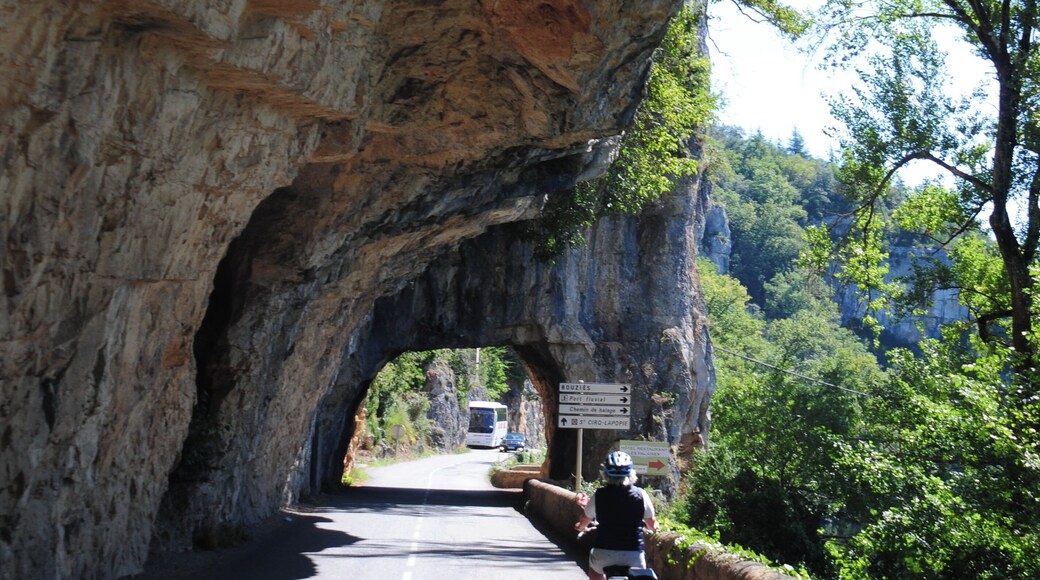 Overhanging chalkstone rocks makess some people fear for their safety. This is the Lot river route