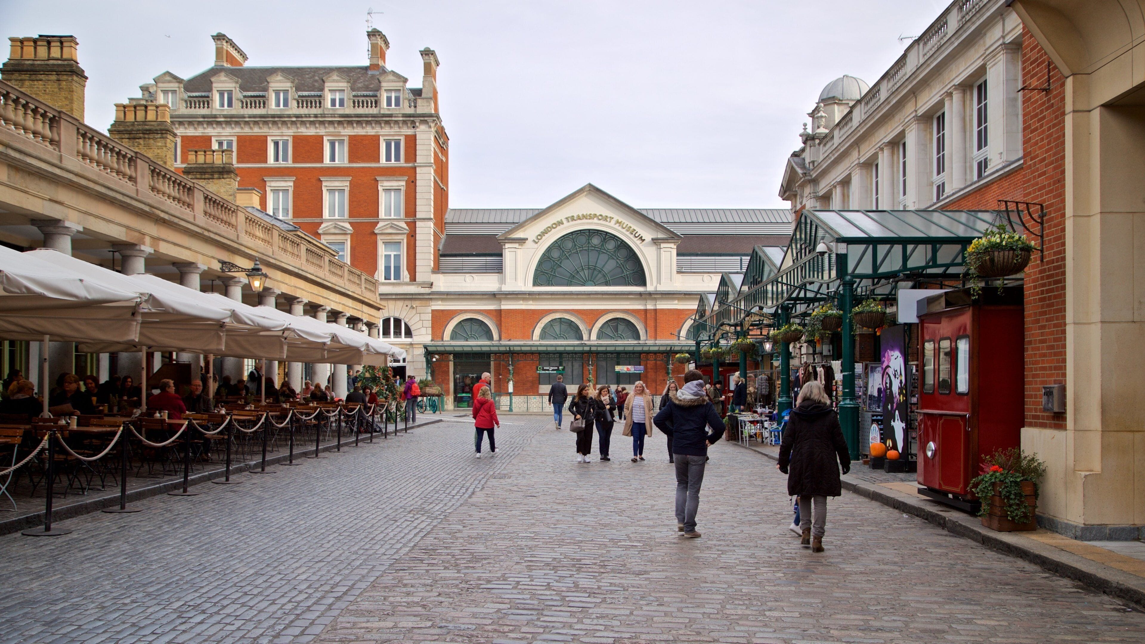 Mercado de Covent Garden mostrando escenas urbanas y también un pequeño grupo de personas