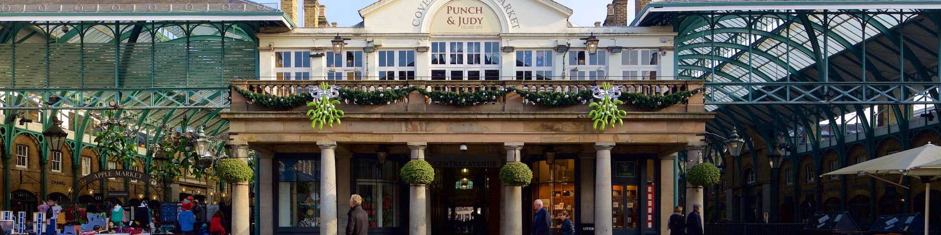 London featuring markets, heritage elements and signage