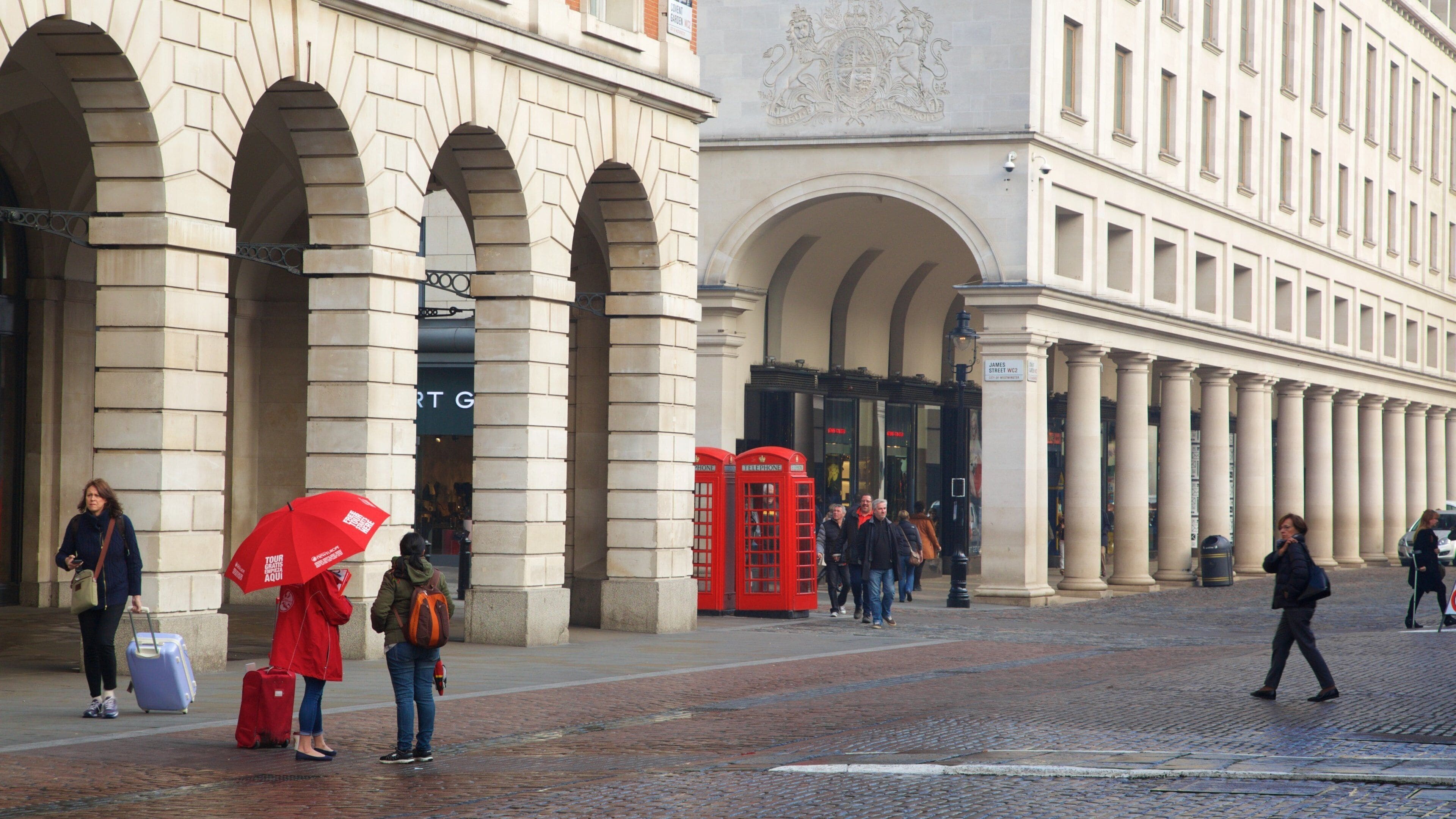 London showing street scenes, markets and heritage elements