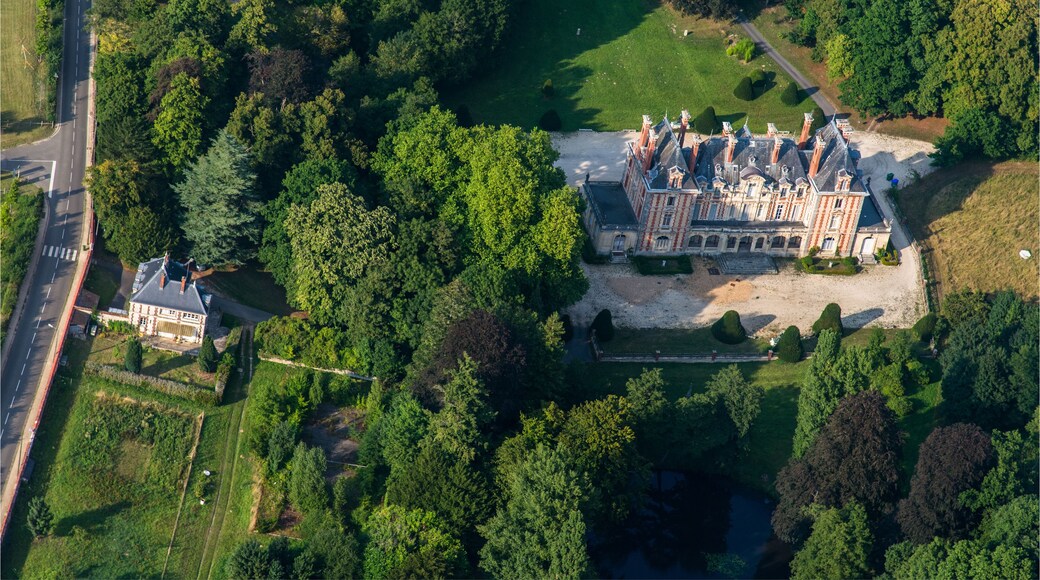 vue aérienne du Chateau de la Boissière dans les Yvelines en France