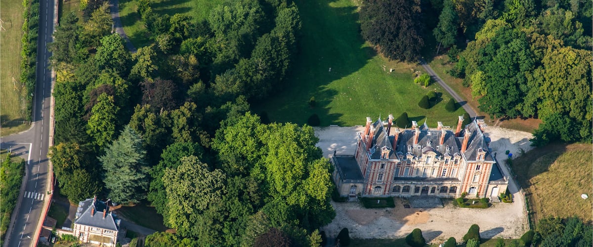 vue aérienne du Chateau de la Boissière dans les Yvelines en France