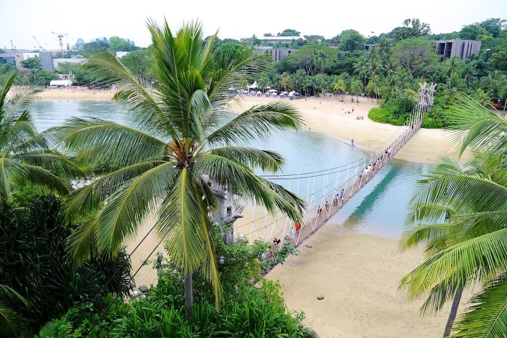 Santosa is the closest and most popular weekend getaway in Singapore. Considering its convenience in transportation, tons of activities for adults and kids, beautiful and well-maintained landscape design, and of course a little man-made beach, it is a must go for tourists. Did I mention Universal Studio is there too? 😊 #asia #singapore #city #weekendgetaway 